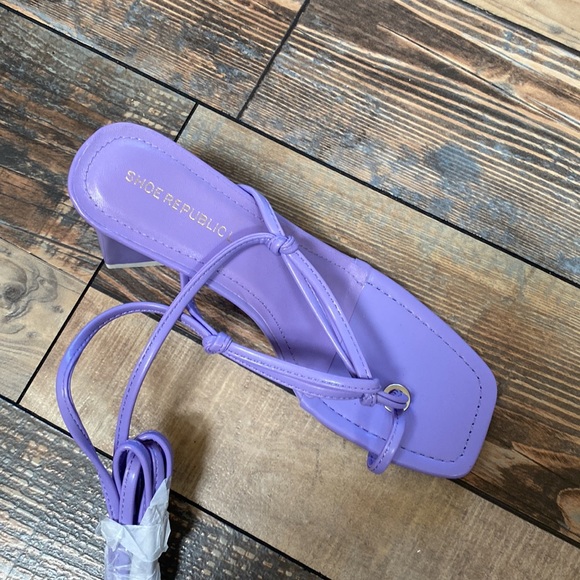 New lavender strappy block heels - Picture 2 of 3
